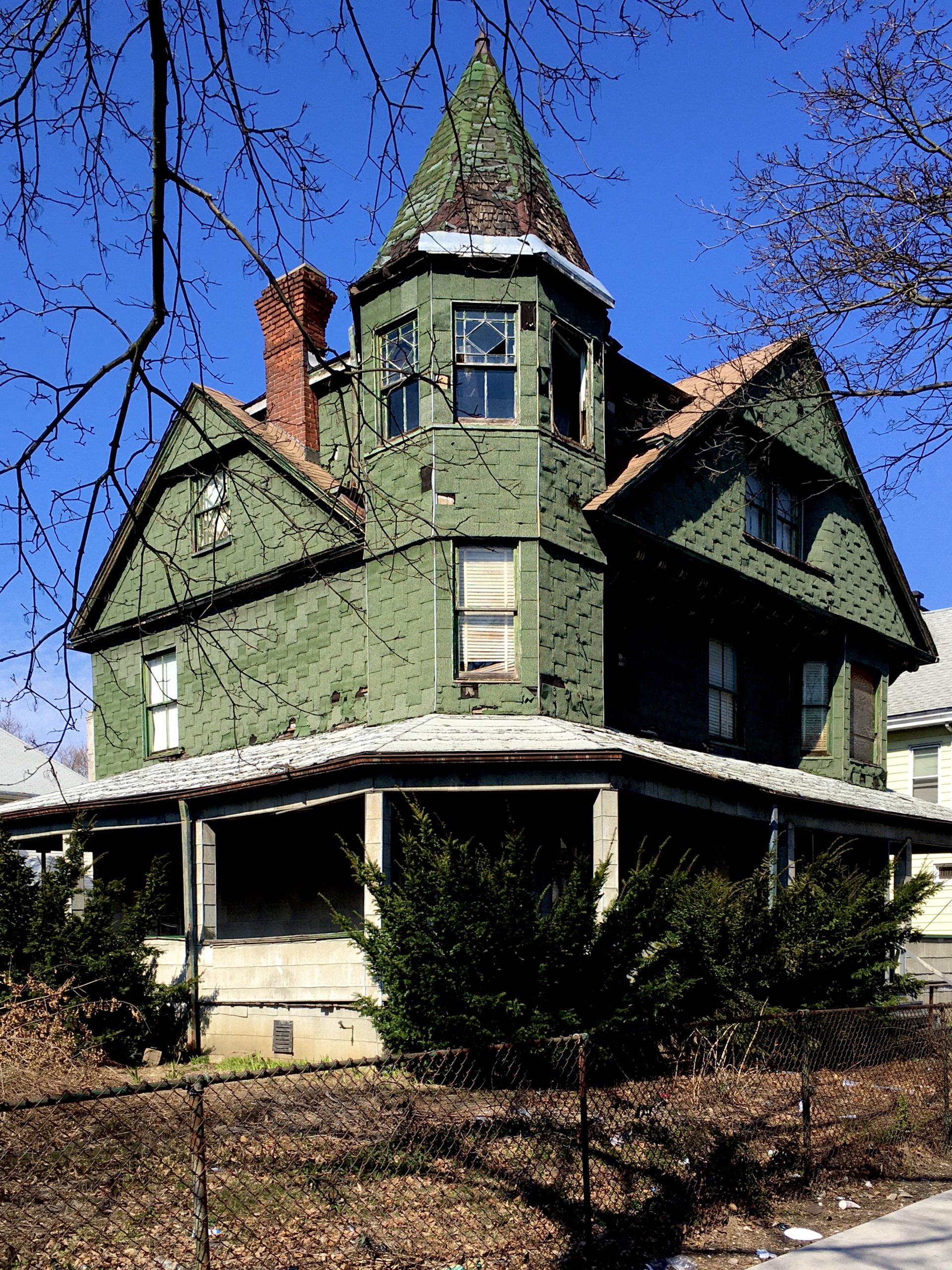 This Victorian home at 122 Bay 26th St. has a large lawn. Photo: Lore Croghan/Brooklyn Eagle