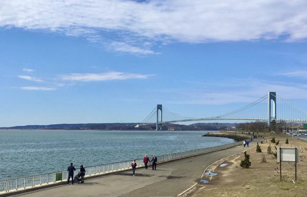  A Belt Parkway overpass provides a bird’s eye view of Bath Beach’s shoreline promenade. Photo: Lore Croghan/Brooklyn Eagle