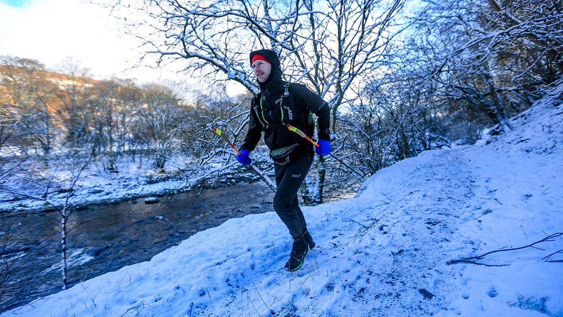 damian hall runs in snow in spine event