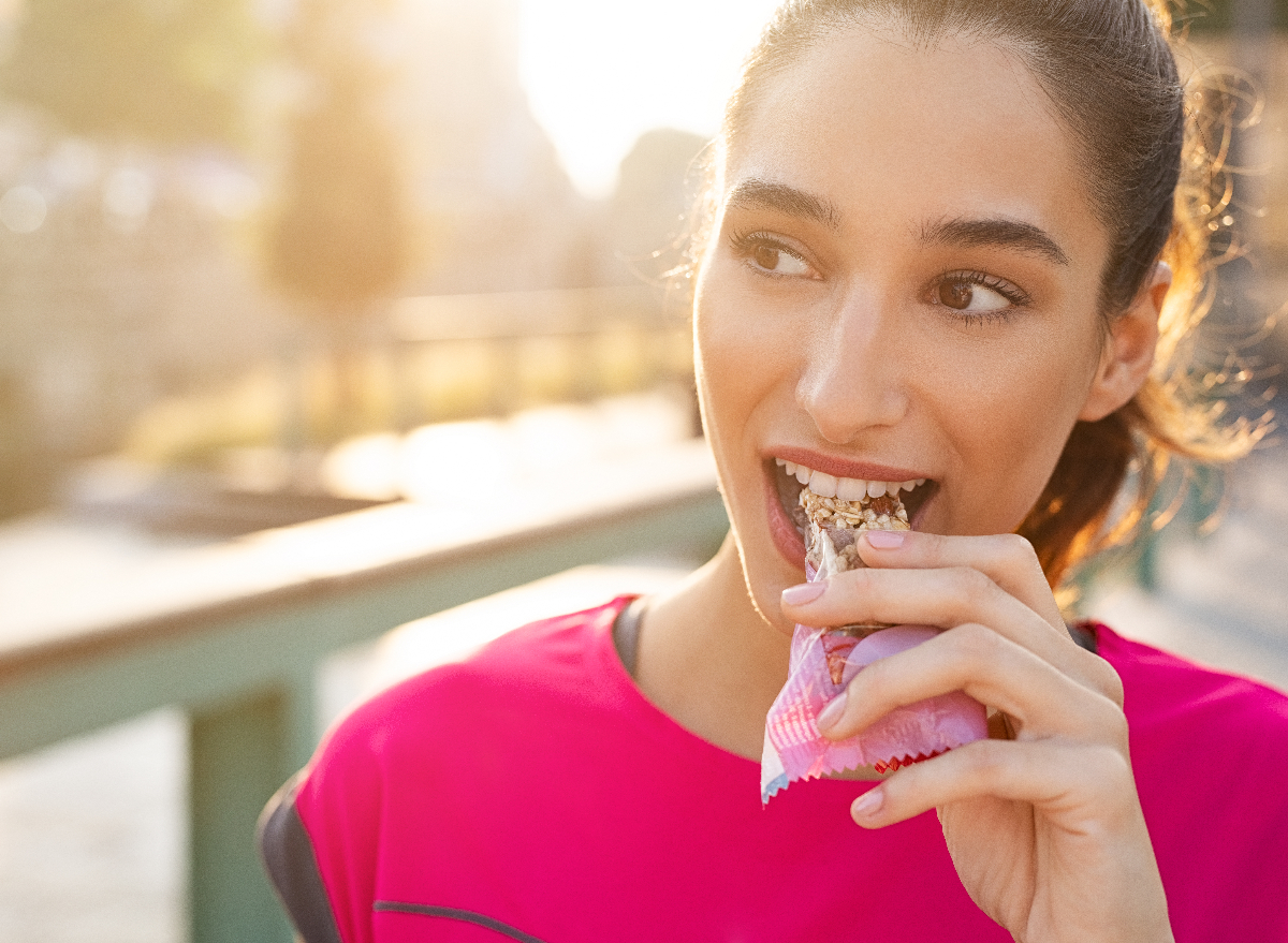 runner eating power bar before cardio workout